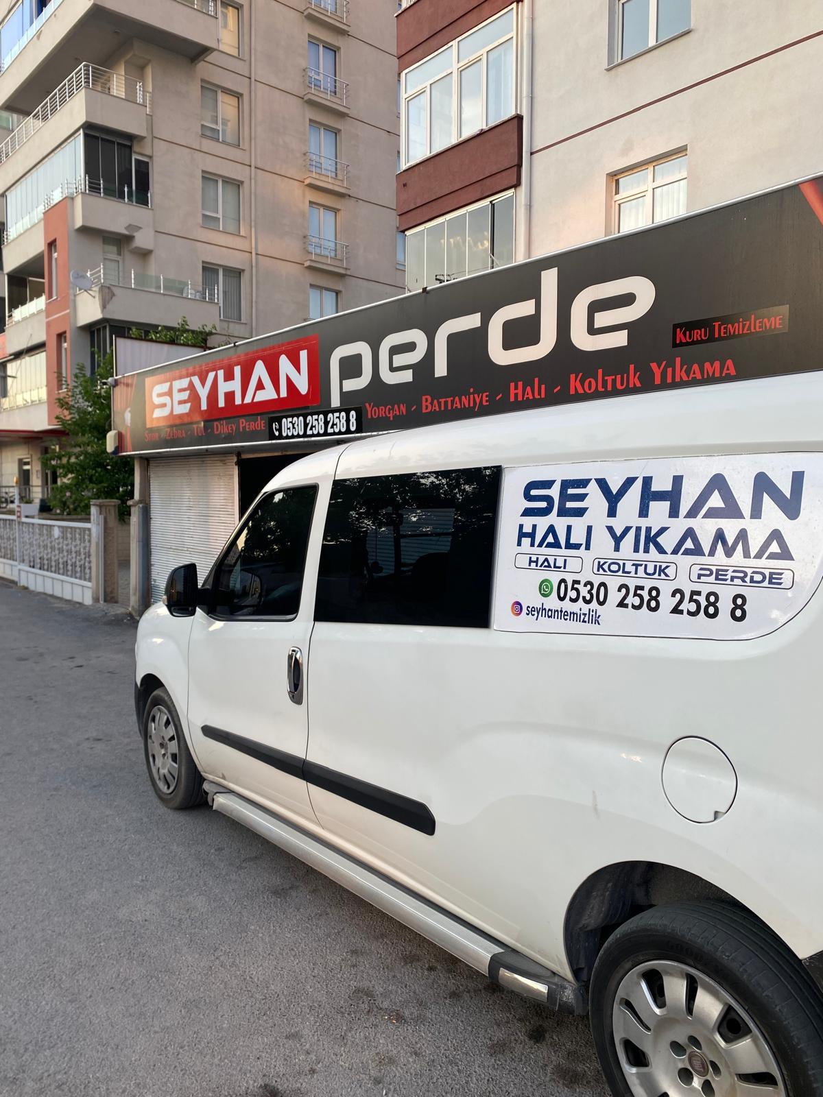 Salonda halı ve perde uygulaması
